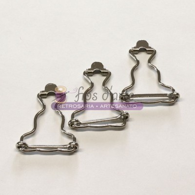 Três moldes metálicos prateados em forma de vestido sobre fundo branco