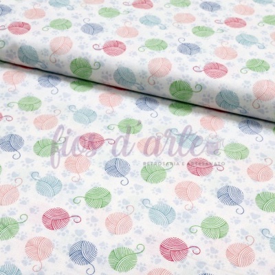 Tecido com padrão de novelos de lã coloridos sobre fundo branco