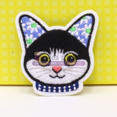 Broche bordado cabeça de gato com motivos florais em fundo amarelo