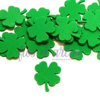 Trevos de espuma verdes em fundo branco