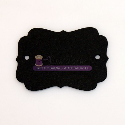 Etiqueta preta decorativa com dois furos laterais sobre fundo branco