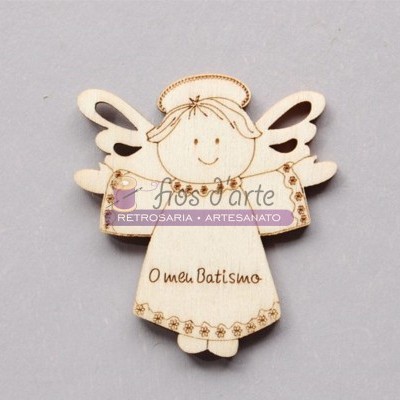 Anjo decorativo em madeira clara com texto 'O meu Batismo'