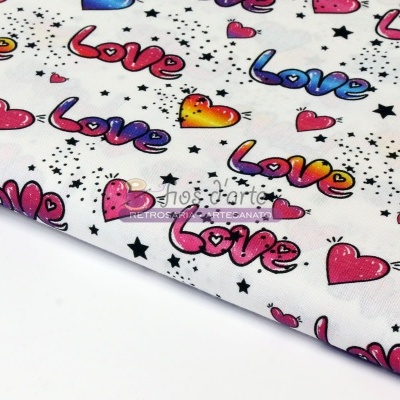 Tecido branco com padrão colorido de corações, estrelas e a palavra Love.