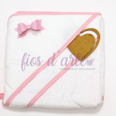Toalha de bebé branca com bordas e laço cor-de-rosa, com coração decorativo castanho