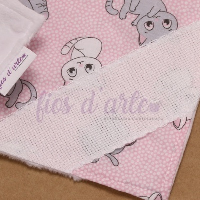 Fralda de tecido com padrão de coelhinhos e etiqueta Fios darte