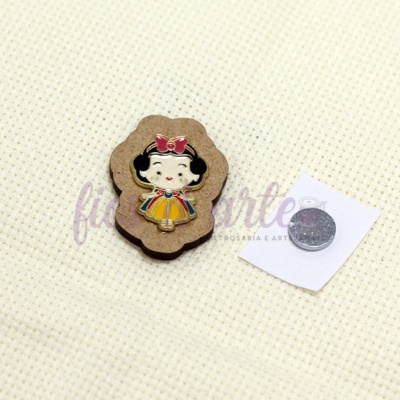 Produto artesanal em cortiça com figura de princesa colorida sobre tecido bege.