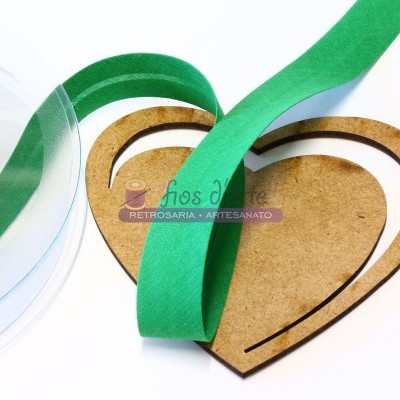 Fita de tecido verde e coração de madeira clara
