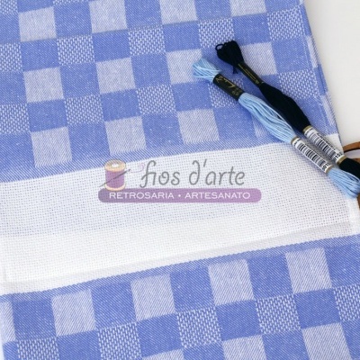 toalha azul com padrão quadriculado e linhas azul claro e escuro