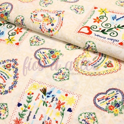 Tecido de algodão com padrão de corações e flores coloridos em fundo bege