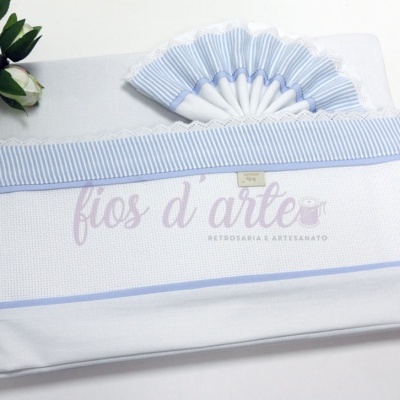 Jogo de lençóis brancos com riscas azuis para berço e fronha plissada