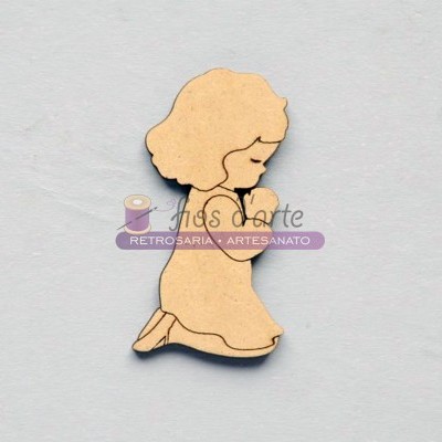 Figura decorativa de cortiça de menina com vestido em fundo cinza claro