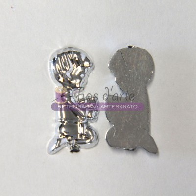 peças metálicas prateadas com figura de criança ajoelhada