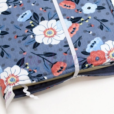 Capa de tecido azul com padrão floral e elástico branco para fecho