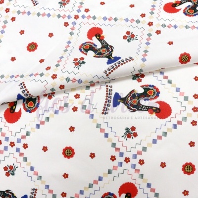 Tecido branco com padrão de galo de Barcelos e flores