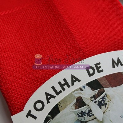 Toalha de mesa vermelha com etiqueta branca e imagem decorativa