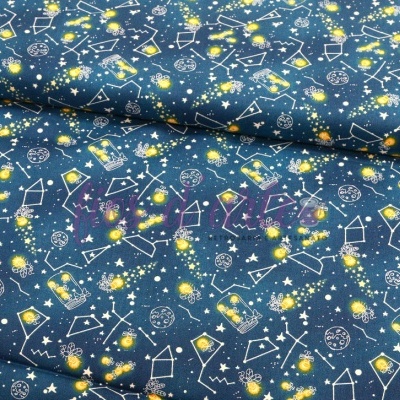 Tecido azul escuro com padrões de constelações e estrelas amarelas