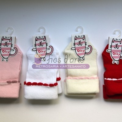 Quatro pares de meias para bebé em rosa, branco, creme e vermelho com etiquetas de gato