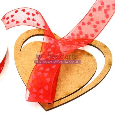 Fita vermelha com corações sobre corações de madeira