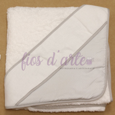 Toalha branca com capuz cinza de bolinhas e meias brancas sobre fundo castanho