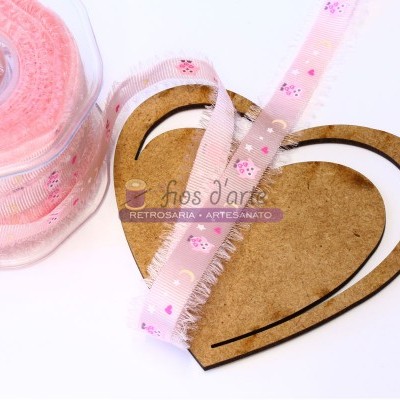 Fita rosa decorativa com corações de madeira e texto artesanal