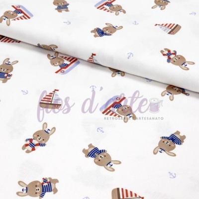 Tecido branco com padrão de coelhinhos marinheiros e barcos coloridos