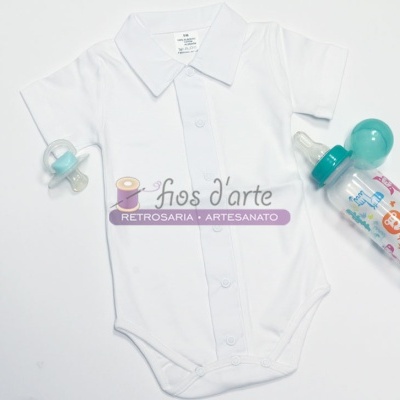 Body branco para bebé com chupeta e biberão azul e transparente