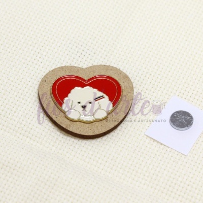 Caixa de madeira em forma de coração com aplicação de cão branco e moeda ao lado sobre fundo bege