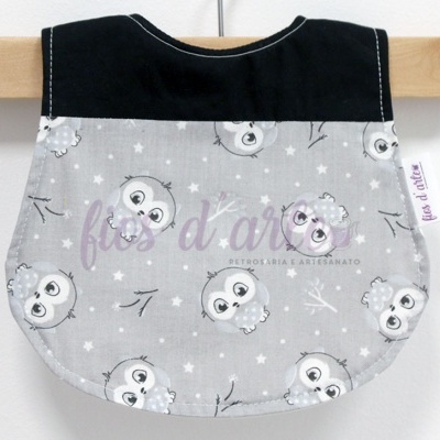 Babete bebé cinzento com corujas e detalhes a preto
