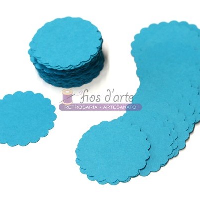 Etiquetas redondas de papel azul com bordas onduladas e texto 'Fios d'arte Retrosaria - Artesanato'