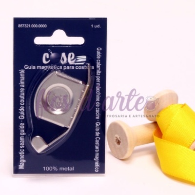 Guia magnética para costura metálica Case em embalagem azul com duas bobinas de madeira e fita amarela