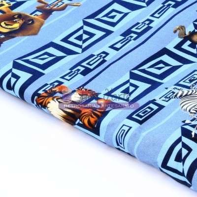 Tecido azul claro com padrões geométricos e personagens do Madagascar
