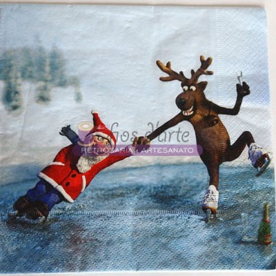 Guardanapo com ilustração de pinguim vestido de Pai Natal e rena a patinar