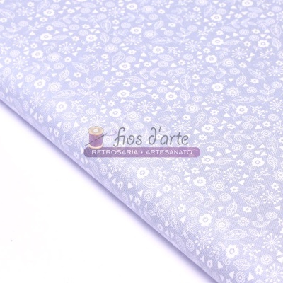 Tecido azul claro com padrão floral branco e etiqueta Fios d'arte