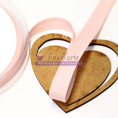 Fita de tecido rosa clara e molde de coração em cartão castanho