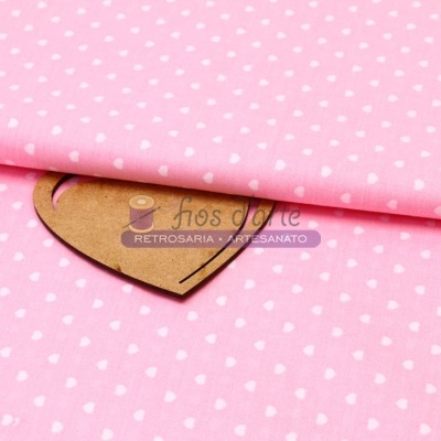 Tecido cor-de-rosa claro com pequenos corações brancos e etiqueta em forma de coração