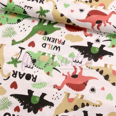 Tecido branco com estampado de dinossauros coloridos, corações e folhas verdes.