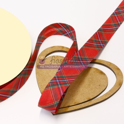 Fita xadrez vermelha sobre formas de coração em madeira