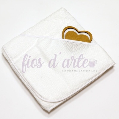 Toalha branca com capuz quadrado e etiqueta de papel em forma de coração