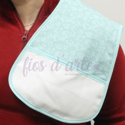 Protector de ombro azul claro e branco para bordado sobre casaco vermelho.