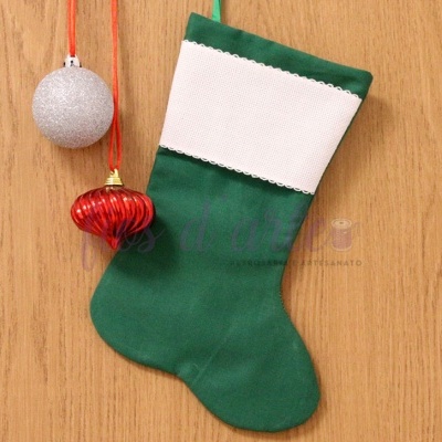 Meia de Natal verde com punho branco e bolas de Natal penduradas