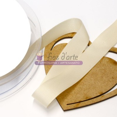 Fita de gorgurão bege com suporte plástico e base MDF em forma de coração