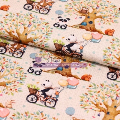 Tecido estampado com pandas, esquilos e árvores coloridas sobre fundo bege