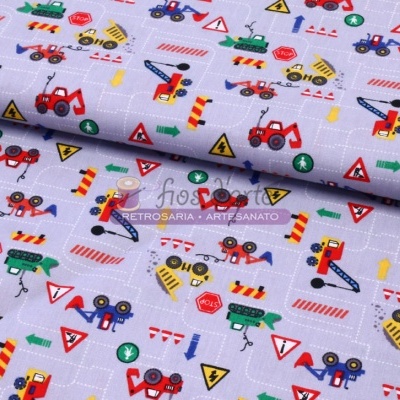 Tecido cinza claro com padrão infantil colorido de carrinhos de construção e sinais de trânsito