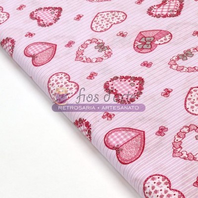 Tecido rosa com corações e pequenos desenhos em vermelho e rosa