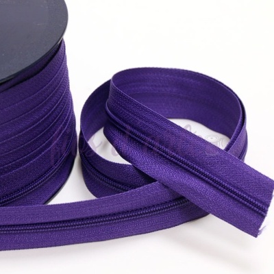 Rolo de fecho éclair roxo em tecido com dentes pequenos e fita larga