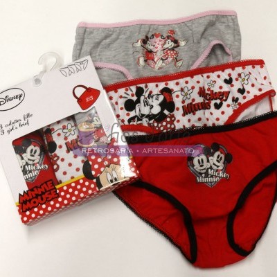 Pacote com três cuecas infantis Disney com estampados de Mickey e Minnie nas cores vermelho, branco com estrelas e cinzento.