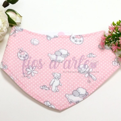 Bandana infantil rosa com desenhos de animais e padrão de bolinhas brancas