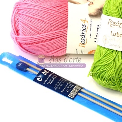 Novelos de fio de algodão rosa e verde da Rosários 4 e conjunto de agulhas de tricô metálicas em embalagem azul