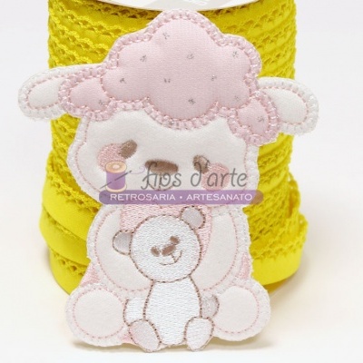 Etiqueta decorativa de ovelha cor-de-rosa e branca com fita amarela em fundo branco