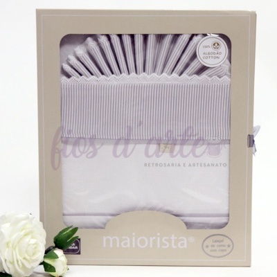 Conjunto de roupa de cama branco com detalhes cinza em caixa bege